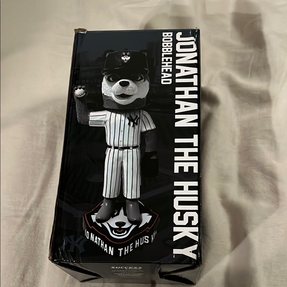 Jonathan the Husky in Yankees Uniform Bobblehead